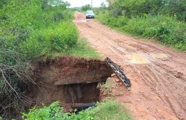 Vecinos de la comunidad de Chaco’i, del distrito de San Juan Bautista, Misiones, solicitan asistencia urgente para la reparación de un puente de alcantarillado.