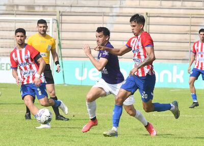 El experimentado atacante de Tacuary, Arnaldo Zárate, intenta superar la marca durante el partido celebrado en el Villa Alegre de Encarnación.