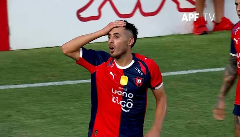 El mediocampista de Cerro Porteño, Cristhian Fabián Paredes Maciel (27 años) se lamenta luego de que el árbitro Blas Romero le anulara un gol legítimo ante Sportivo Ameliano.