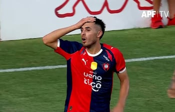 El mediocampista de Cerro Porteño, Cristhian Fabián Paredes Maciel (27 años) se lamenta luego de que el árbitro Blas Romero le anulara un gol legítimo ante Nacional.