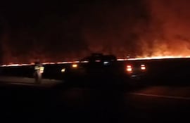El incendio pastizal de gran magnitud registrada al costado de la Ruta Py 02.