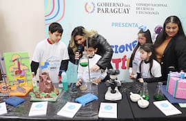 Niños en un stand en el lanzamiento de las "Vacaciones Científicas" de Conacyt.