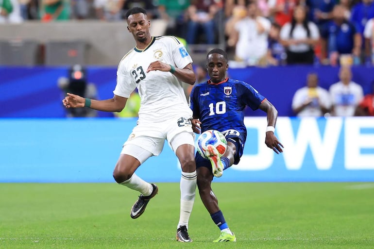 Jamiro Monteiro (derecha) de Cabo Verde disputa el balón con Mohamed Kanno de Arabia Saudita.