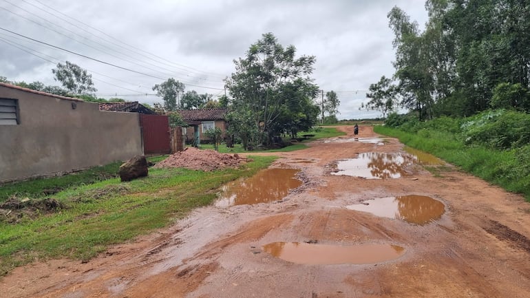 Camino en malas condiciones en uno de los barrios de la capital de Misiones.