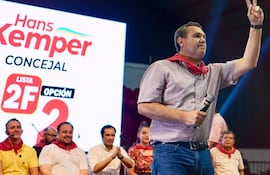 De pie, el senador cartista y miembro del JEM, Derlis Maidana, y sentados el precandidato a intendente de Luque, Hugo Farias (2º) y el diputado cartista Rodrigo Gamarra (3º) en el acto en el que amenazaron a la fiscal Sophia Galeano.