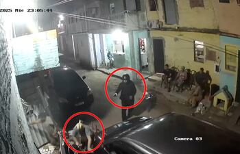 El sicario dispara contra su objetivo, Andrea Karina Gómez Alvarenga, pero afortunadamente para ella se traba el arma del matón.