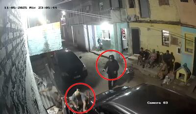 El sicario dispara contra su objetivo, Andrea Karina Gómez Alvarenga, pero afortunadamente para ella se traba el arma del matón.