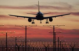 Un avión de Delta Airlines desciende en Los Ángeles. (archivo)