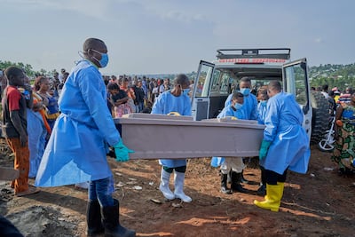 El féretro de una víctima de ébola es preparado para su entierro en Bunia, en la provincia congoleña de Ituri.