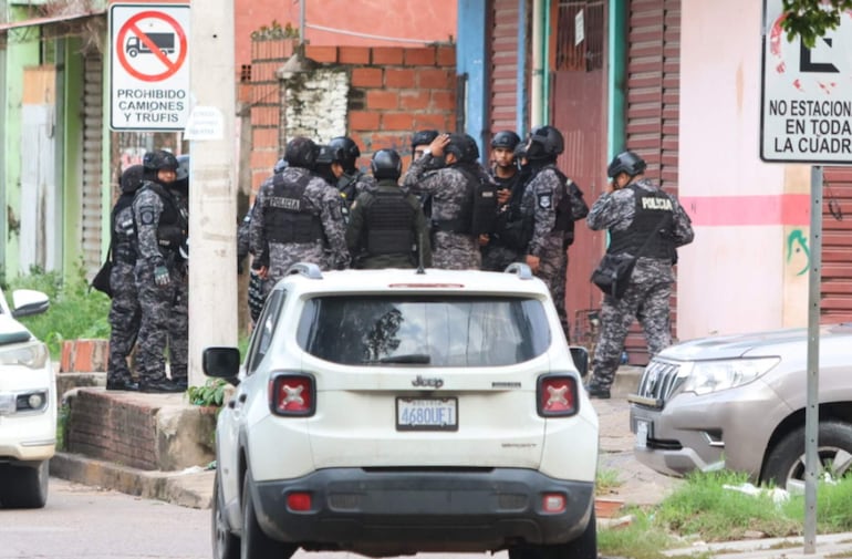 Integrantes de la Policía de Bolivia realizan un operativo este viernes, en Santa Cruz (Bolivia). El supuesto narcotraficante uruguayo Sebastián Marset fue capturado en Bolivia según confirmó a EFE una autoridad de combate al narcotráfico, en un operativo realizado en la región de Santa Cruz en el cual habría otras tres personas aprehendidas y varias armas incautadas.

