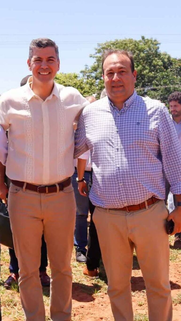 El presidente de la República, Santiago Pereira, acompañado del concejal departamental de Paraguarí, Daniel Ortiz.