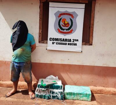 Mario Ramos Florentín aparece con las evidencias incautadas.