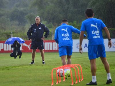 El argentino Gustavo Alfaro, entrenador de Paraguay, en el entrenamiento del plantel en el Centro de Alto Rendimiento (CARDE), en Ypané, Paraguay.
