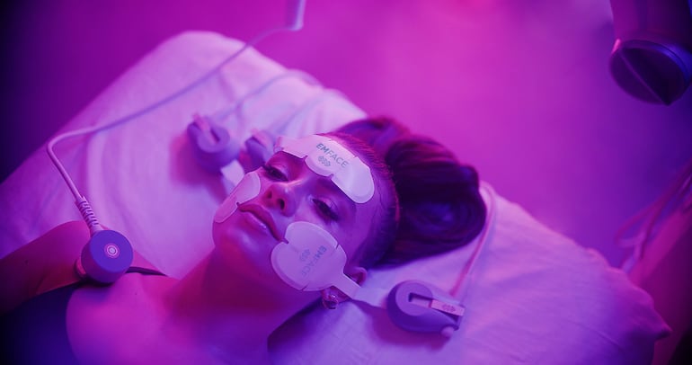 “El músculo es el verdadero sostén del rostro. Cuando se debilita, la piel ya no tiene una base firme sobre la cual apoyarse, y los resultados de cualquier tratamiento son limitados”, explica la Dra. Rocío Marecos