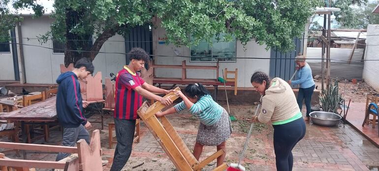 La comunidad se unió para ayudar en el Refugio Copaco tras fuerte temporal que destechó dos aulas.