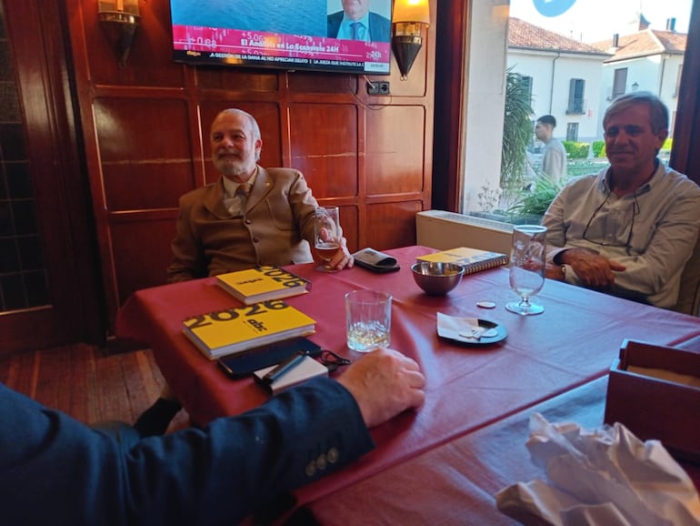 Agendas de ABC Color en la mesa frente a Jesús González, presidente de EditoRed y Carlos Roberts, del diario La Nación de Argentina, en el hotel Bedel de Alcalá de Henares, ciudad natal de Miguel de Cervantes.