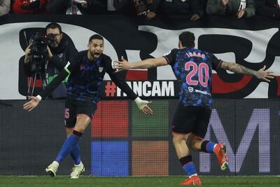 El delantero marroquí del Sevilla Youssef En-Nesyri (i) celebra tras anotar su segundo gol, durante el partido de la jornada 23 de LaLiga EA Sports, entre el Rayo Vallecano y el Sevilla, en el Estadio de Vallecas, en Madrid.