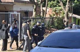 Reconstrucción del crimen de la adolescente en el barrio San Isidro, Lambaré. El hermanastro, y señalado como responsable del feminicidio, aparece con una capucha en la cabeza.