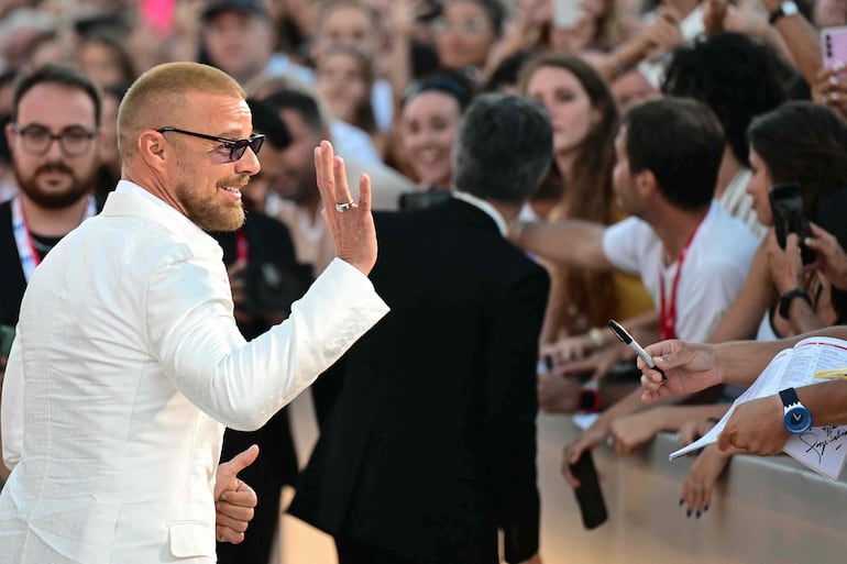 El cantante y actor puertorriqueño Ricky Martin, integrante del elenco de la película "Hombre al agua", saludando al público en la 83.ª edición del Festival Internacional de Cine de Venecia. (Stefano Rellandini / AFP)