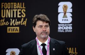Mauricio Pochettino, entrenador de la selección de Estados Unidos, posa en la alfombra roja antes del Sorteo Oficial de la Copa Mundial de la FIFA 2026 en el Centro John F. Kennedy para las Artes Escénicas, en Washington, DC.