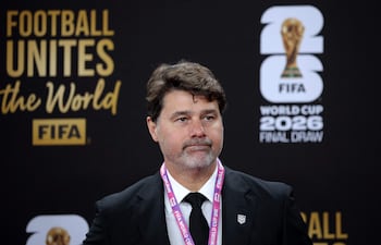 Mauricio Pochettino, director técnico de los Estados Unidos, posa en la alfombra roja antes del Sorteo Oficial de la Copa Mundial de la FIFA 2026 en el Centro John F. Kennedy para las Artes Escénicas.