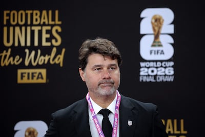 Mauricio Pochettino, director técnico de los Estados Unidos, posa en la alfombra roja antes del Sorteo Oficial de la Copa Mundial de la FIFA 2026 en el Centro John F. Kennedy para las Artes Escénicas.