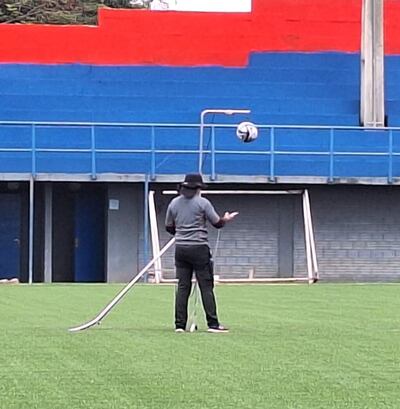 Control del bote del balón por parte de uno de los cuatro representantes de la FIFA en el estadio Ricardo Grégor del Independiente de Campo Grande.