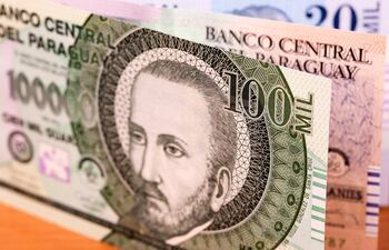 Billetes de guaraníes.