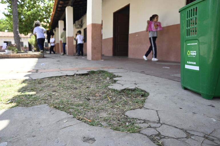 El piso de la institución educativa también requiere de refacción urgente en Emilio Ferreira.