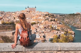 Turista en Toledo, España, mirando la ciudad.
