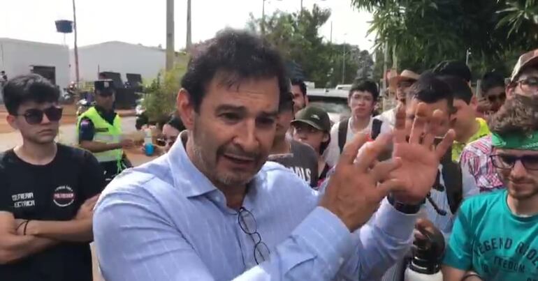 El presidente del Senado salió a dialogar con los jóvenes que se manifestaban en la vía pública.