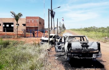 Tres camionetas, dos de la marca Toyota y una Fiat, fueron encontradas calcinadas en un camino vecinal de la ciudad brasileña de Ponta Porá, vecina a Pedro J. Caballero, luego de la fuga.