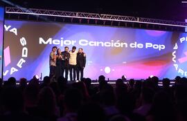 Una instantánea del año pasado, con Purahéi Soul y su equipo recibiendo un premio por su arte.