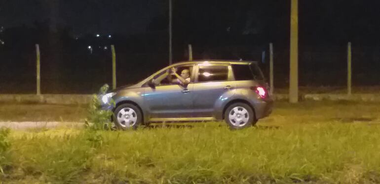Automovilista le toma una fotografía al cuadro de Pelé en el edificio de la Conmebol.
