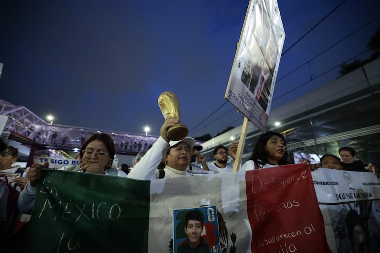 Personas sostienen carteles durante una protesta este miércoles, previo a la inauguración de la Copa Mundial de Fútbol de la FIFA 2026, en Ciudad de México (México).