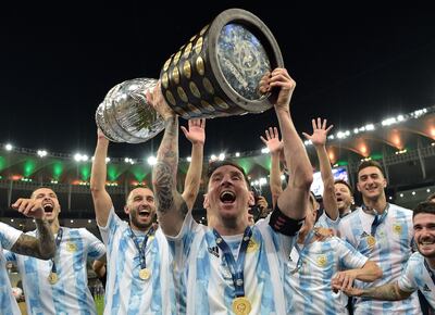 Los jugadores de la selección argentina celebran con el trofeo de campeón la conquista de la Copa América 2021 después de superar a Brasil en la final en el estadio Maracaná, en Río de Janeiro, Brasil.