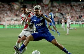 El paraguayo Julio Enciso (d), futbolista de Racing de Estrasburgo, disputa el balón en el partido ante Rayo Vallecano por la ida de las semifinales de la Conference League en el estadio de Vallecas, en Madrid, España.