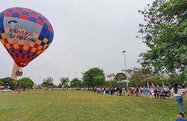 Una de las actividades más destacadas del evento fue el vuelo del globo aerostático, que atrajo la atención del público.