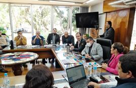 Reunión entre Conaderna y municipalidad de Encarnación.