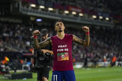 BARCELONA, 13/05/2024.- El delantero brasileño del FC Barcelona, Raphinha, celebra el segundo gol del equipo blaugrana durante el encuentro correspondiente a la jornada 35 de primera división que disputan hoy lunes FC Barcelona y Real Sociedad en el estadio Olímpico Lluis Companys, en Barcelona. EFE / Alejandro García.
