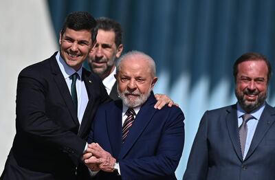El presidente de Brasil, Luiz Inácio Lula da Silva (c), junto del director general brasileño de Itaipu Binacional, Enio Verri (c-i), y del Ministro de Minas y Energía, Alexandre Silveira (d), saluda el presidente electo de Paraguay, Santiago Peña (i), a su llegada hoy en el Palacio de la Alvorada, en Brasilia (Brasil).