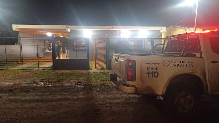 Vehículo de la policía en acceso a vivienda, con inscripción 'Gobierno del Paraguay Móvil 110'.