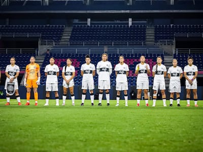 Las jugadoras de Olimpia en la previa del partido frente a Cruzeiro por la fecha 3 de la fase de grupos de la Copa Libertadores Femenina 2026 en el estadio Banco Guayaquil, en Quito, Ecuador.