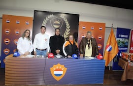 Algunos de los directivos y autoridades presentes en la conferencia de prensa, entre ellos Emma Cortes de Heyn, Víctor Quiñonez, José Ortiz y Carlos González Cabello.