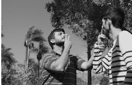 Agu Netto (derecha) en una escena del documental "Otra mano", que será proyectado en el acto de recordación al cineasta paraguayo fallecido el 27 de septiembre de 2021.