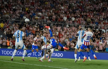 Imagen de archivo: el gol de chilena del paraguayo Tonny Sanabria ante Argentina.