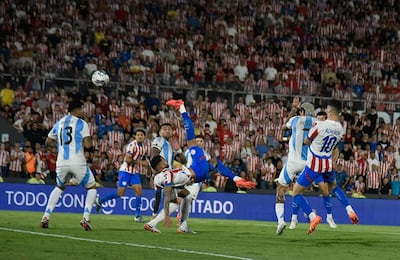 Imagen de archivo: el gol de chilena del paraguayo Tonny Sanabria ante Argentina.
