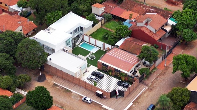 Vista áerea de la imponente mansión de la pareja. La CGR detectó inconsistencia en los tres inmuebles del sitio.