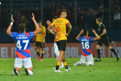 Jugadores de Cerro celebran al final en un partido de la fase de grupos de la Copa Libertadores entre Cerro Porteño y Barcelona SC en el estadio General Pablo Rojas en Asunción (Paraguay).