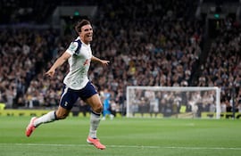 João Palhinha, de chilena, abrió el marcador para el Tottenham.